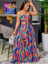 Zweiteiliges buntes Tube-Top und Hose mit weitem Bein